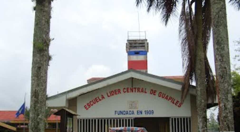 Grupo de padres piden destituir la junta de la Escuela Central de Guápiles.